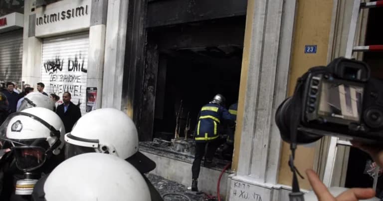 Η αστυνομία ταυτοποίησε τρεις δράστες της επίθεσης στη Marfin