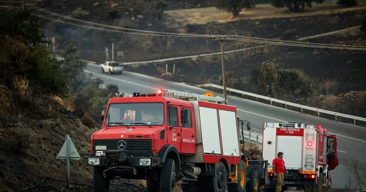 Η φωτιά στη Σητεία κατέκαψε δύο πυροσβεστικά οχήματα