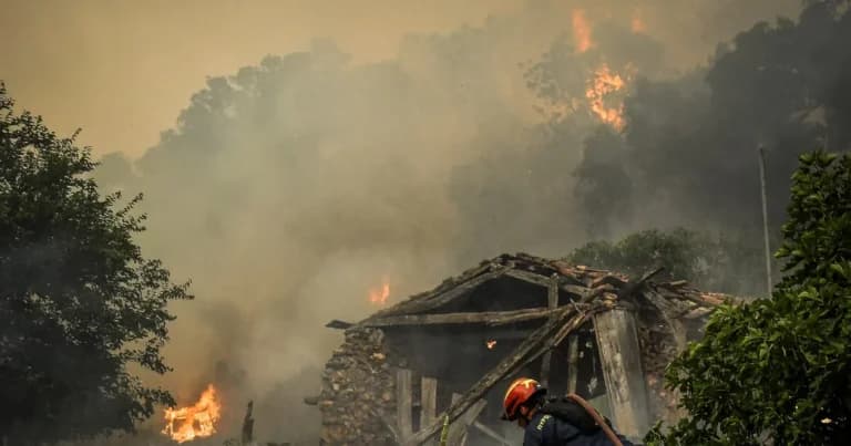 Η φωτιά στα Ψακούδια Χαλκιδικής κοντά σε κατοικίες