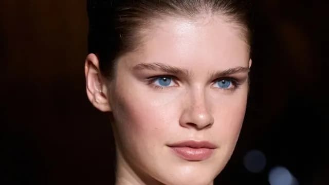 Η skincare ρουτίνα λίγων λεπτών για λαμπερή επιδερμίδα