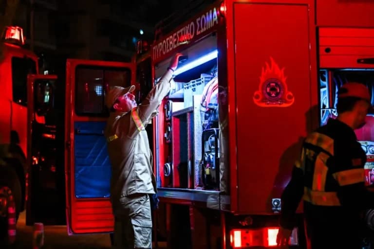 Η φωτιά στο Μουζάκι Ηλείας παραμένει ενεργή τη Δευτέρα