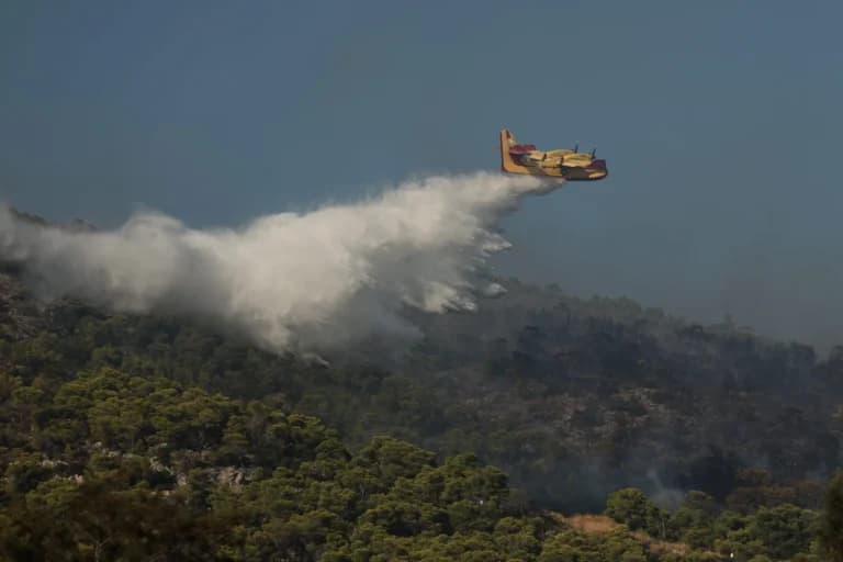 Η φωτιά στο Λαύριο: 55 πυροσβέστες και μήνυμα του 112