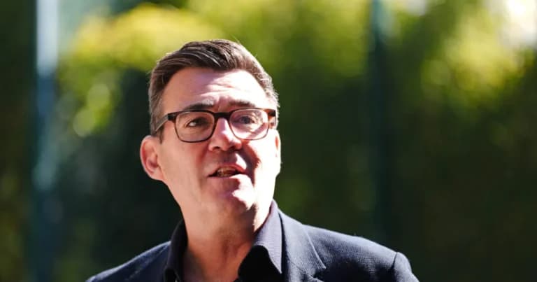 Ο Μπέρναμ δακρύζει για τον πατέρα του με Αλτσχάιμερ