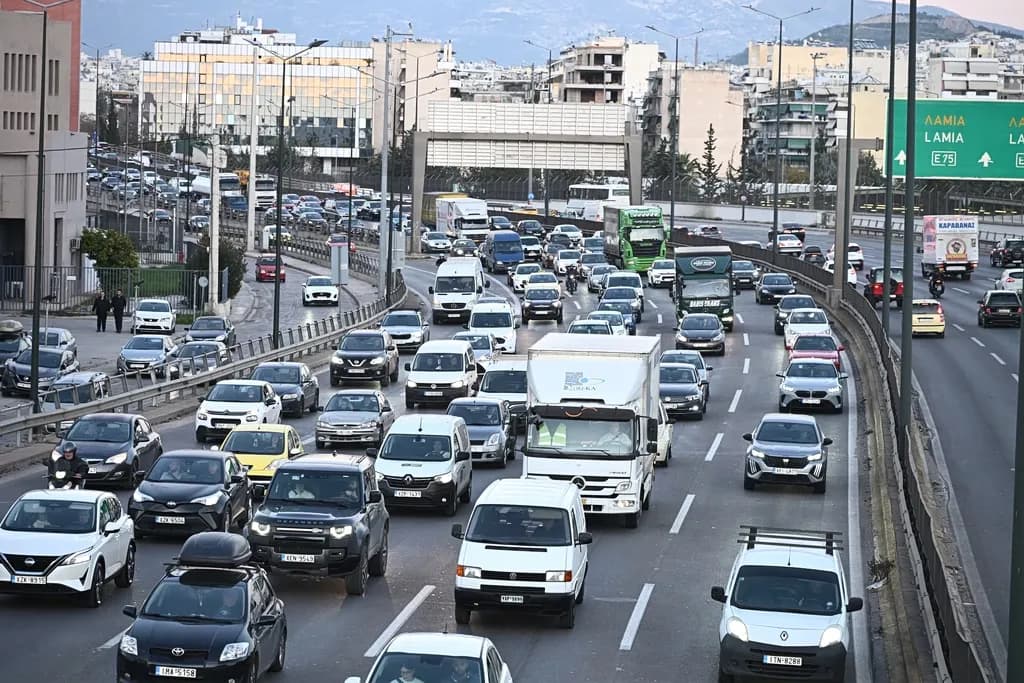 Τροχαίο στον Κηφισό: Φορτηγό συγκρούστηκε με ΙΧ στη Μεταμόρφωση