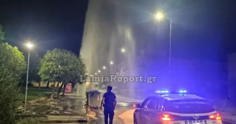 Βαν γκρέμισε πυροσβεστικό κρουνό στη Λαμία   βίντεο