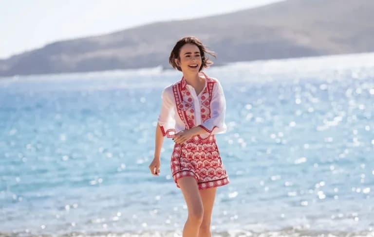 Το Emily in Paris γύρισε στη Μύκονο για νέο κύκλο