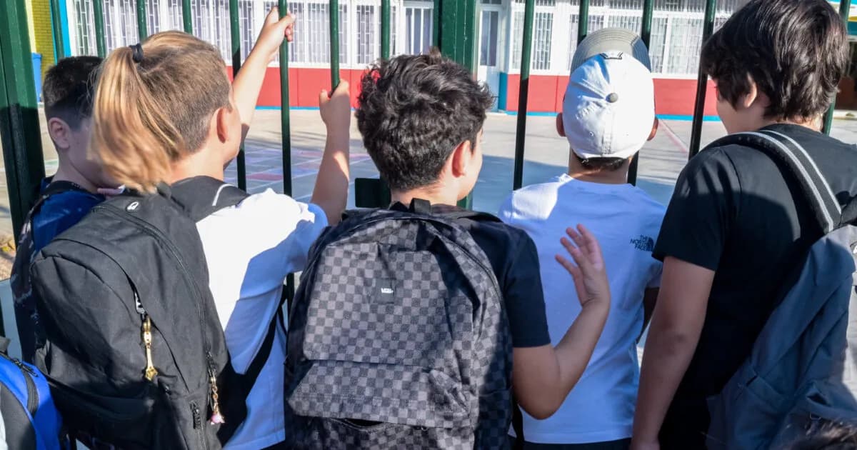 Νέο πλαίσιο για τις σχολικές εκδρομές φέρνει η Ζαχαράκη