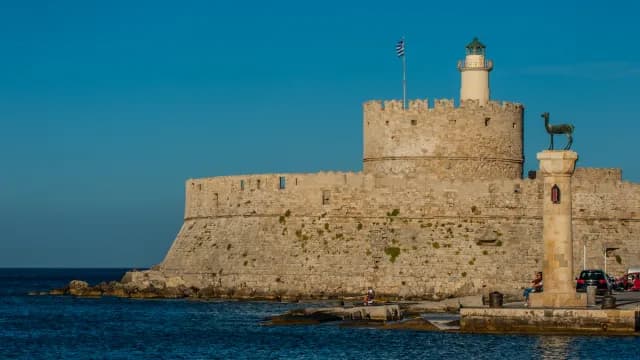 Ταυτοποιήθηκαν τρεις Βρετανοί για κλοπή χρηματοκιβωτίου στη Ρόδο