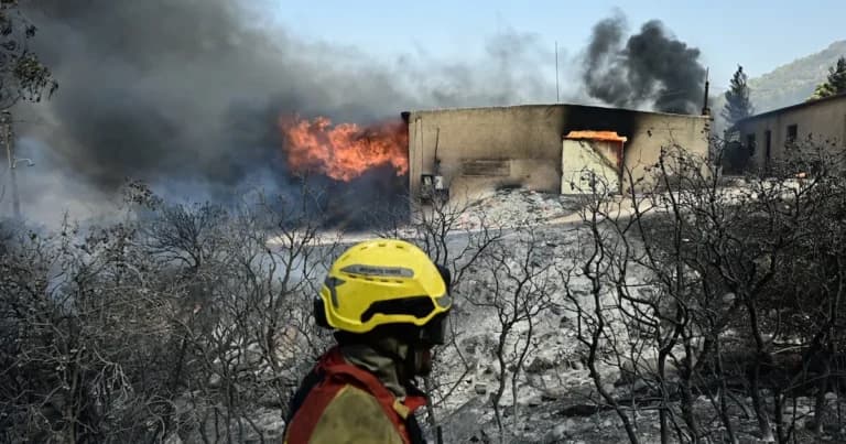 Πυρκαγιά στον Κουβαρά: Σπινθήρες από καλώδια ΔΕΔΔΗΕ