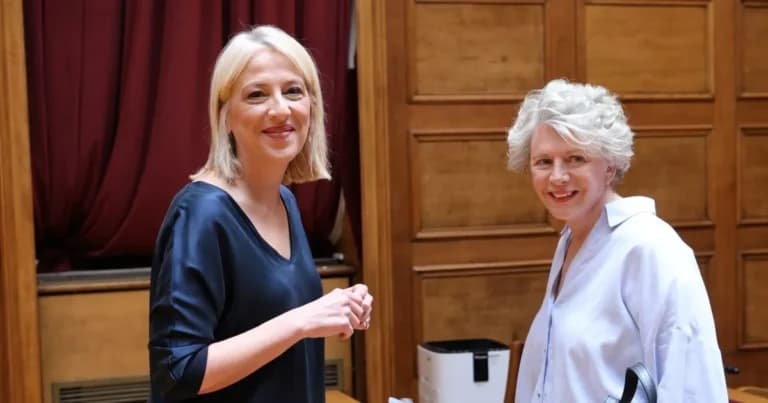 Η Ρένα Δούρου: «Ούτε βήμα πίσω» για την Έλενα Ακρίτα