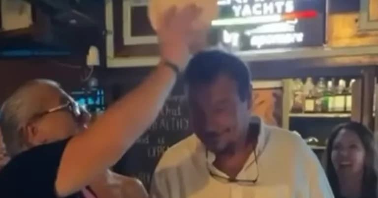 Ο Εργκίν Αταμάν στη Σύμη έσπασε πιάτα στο κεφάλι του