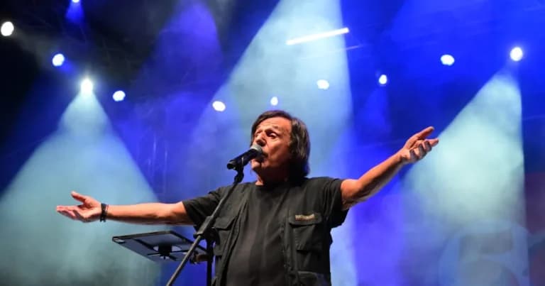 Ο Βασίλης Παπακωνσταντίνου ακυρώνει συναυλίες λόγω πνευμονίας