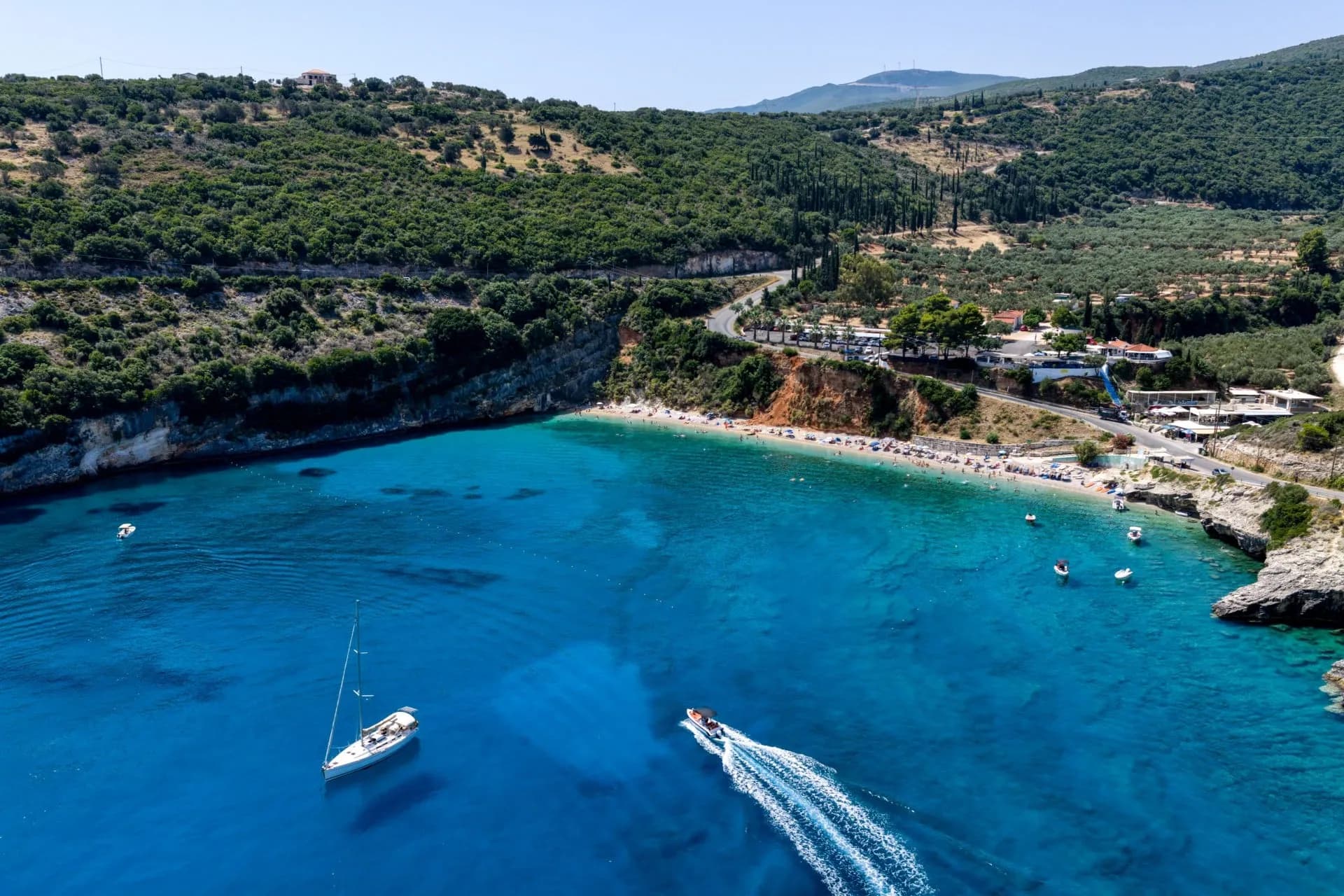 Οι τουριστικές εισπράξεις εκτινάχθηκαν στα 8,8 δισ. ευρώ