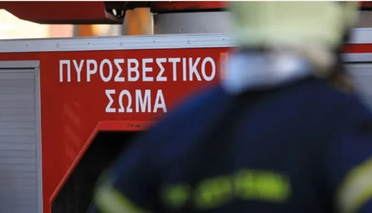 Η Φωτιά στην Κουμουνδούρου Οδήγησε σε Απεγκλωβισμό