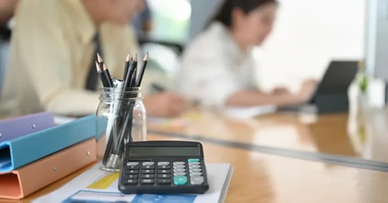 Τα φορολογικά έσοδα ξεπερνούν τον στόχο κατά 1,1 δισ. ευρώ