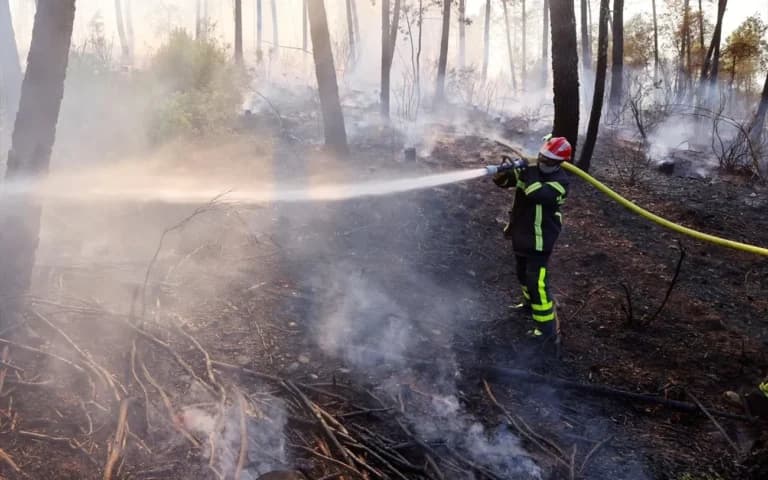 Οι πυρκαγιές στην Ευρώπη αναγκάζουν χιλιάδες σε φυγή