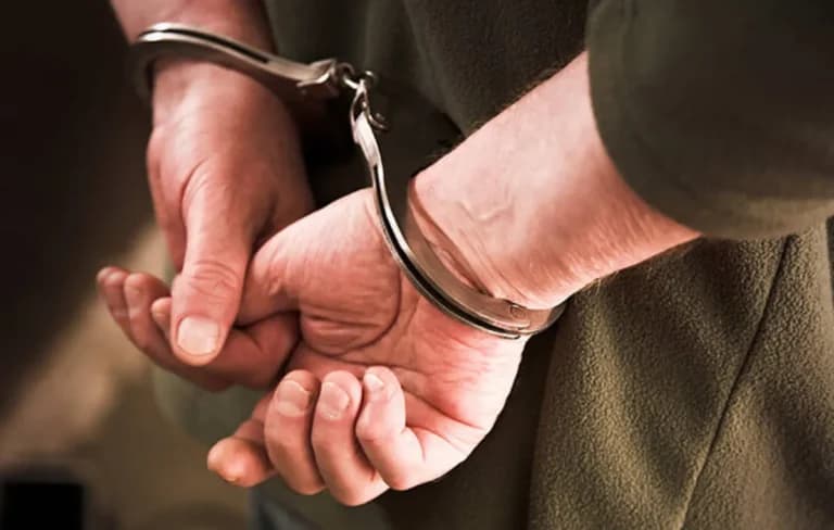 Η αστυνομία συνέλαβε 24χρονο στα Χανιά για ενδοοικογενειακή βία