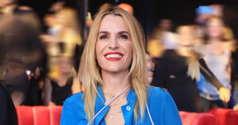 Η Τζένη Μπότση στην Ικαρία χωρίς ίχνος μακιγιάζ φέτος