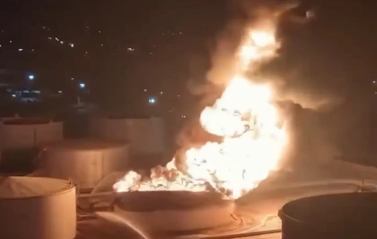 Μεγάλη πυρκαγιά στη Λιβύη μετά από επίθεση σε δεξαμενή
