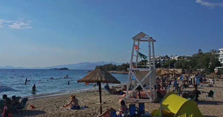 Ο καύσωνας στην Αθήνα στέλνει χιλιάδες στις παραλίες
