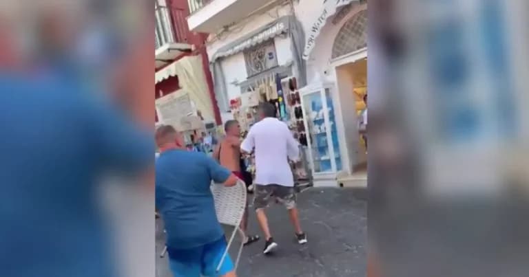 Η άγρια συμπλοκή τουριστών στο Κάπρι με γροθιές και κλωτσιές
