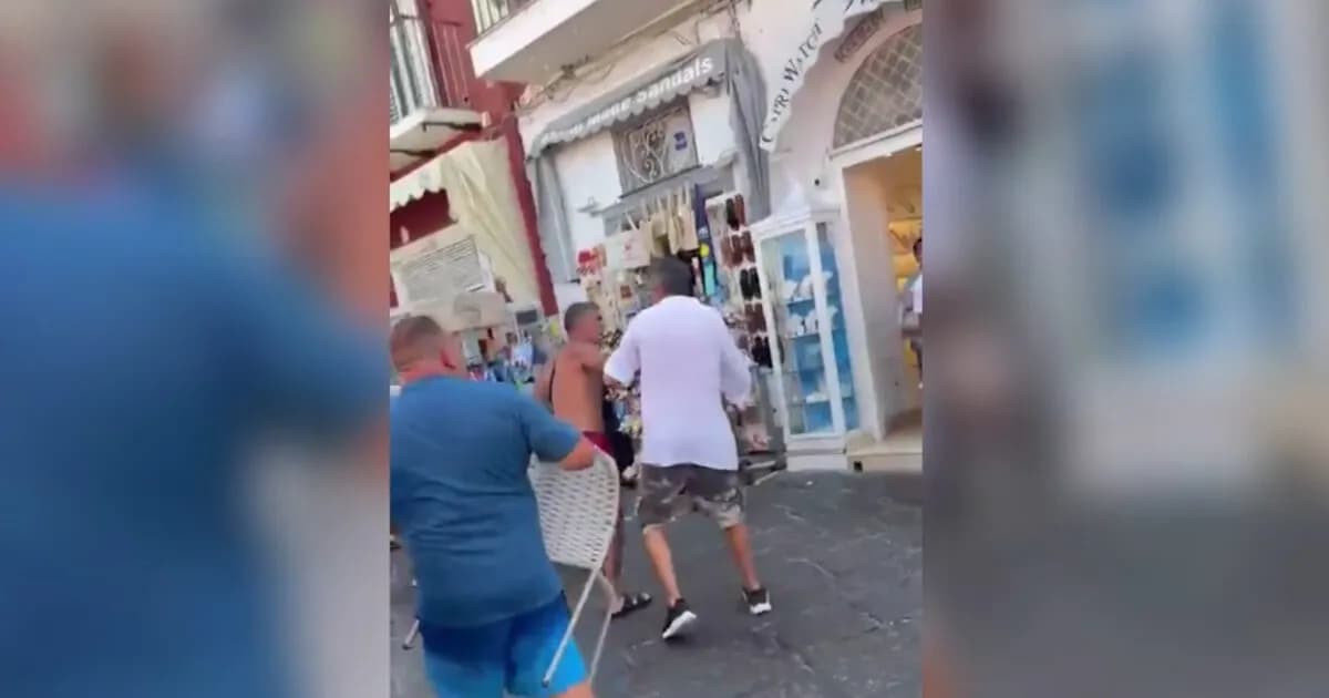Η άγρια συμπλοκή τουριστών στο Κάπρι με γροθιές και κλωτσιές