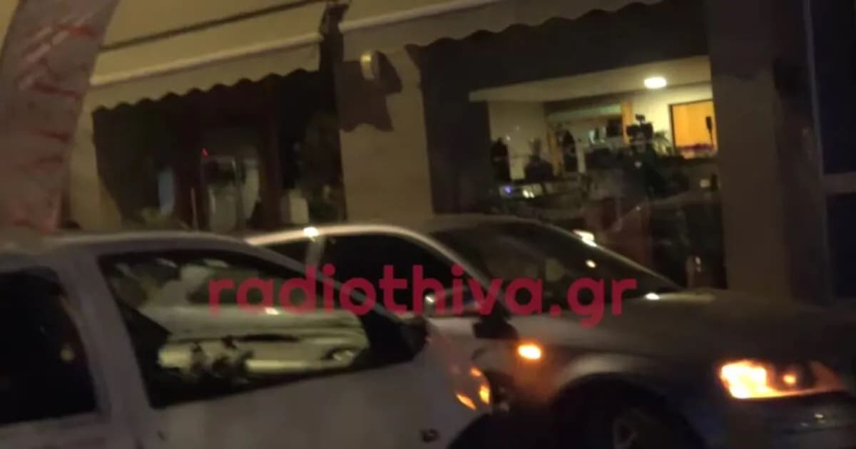 Καυγάς στη Θήβα: Οδηγός έπεσε με αυτοκίνητο σε παρκαρισμένο όχημα