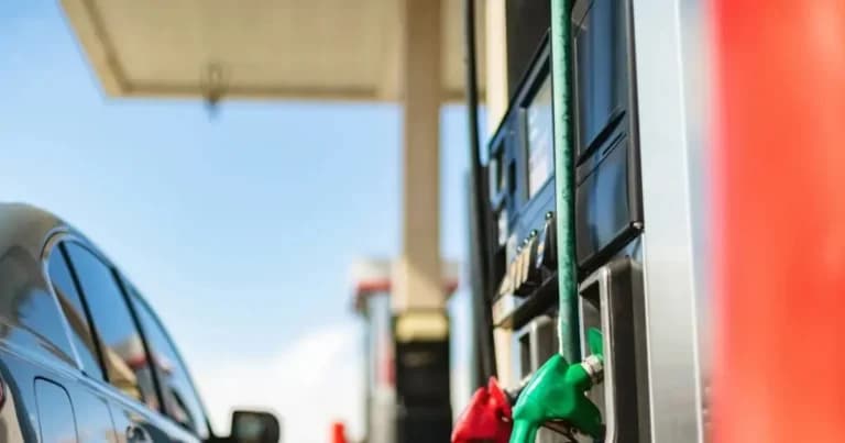 Οι τιμές καυσίμων εκτοξεύονται πάνω από τα 2 ευρώ το λίτρο