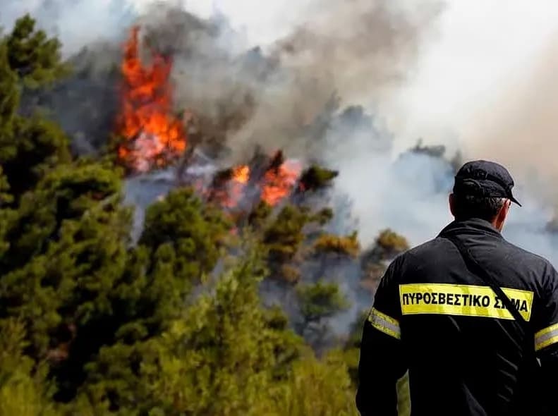Φωτιά στη Σαλαμίνα: Δύο νεκροί και δέκα τραυματίες