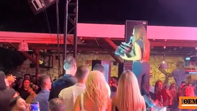 Η Ιουλία Καλλιμάνη πέταξε λουλούδια σε θαμώνα στην Ηγουμενίτσα