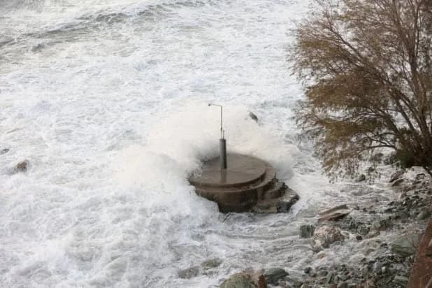 Ισχυρό μελτέμι στο Αιγαίο με ριπές έως 117 χλμ/ώρα