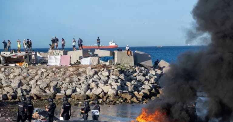 Η Θέουτα φλέγεται: Διαδηλωτές έκαψαν καταυλισμό μεταναστών