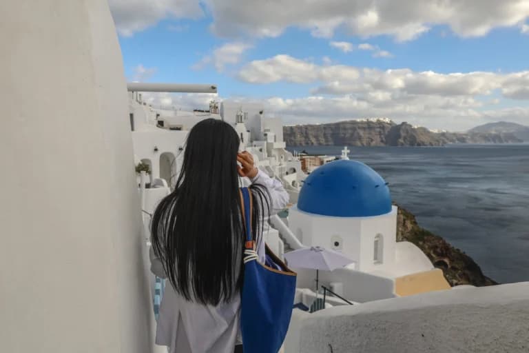 Η δασκάλα στη Σαντορίνη χωρίς σπίτι για τα ζώα συντροφιάς της