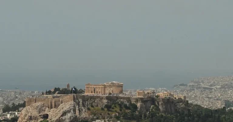 Η αφρικανική σκόνη «πνίγει» σήμερα την Ελλάδα με 37 βαθμούς