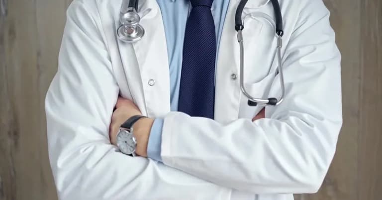 Έλληνας γιατρός του NHS σε αναστολή για σεξουαλική παρενόχληση