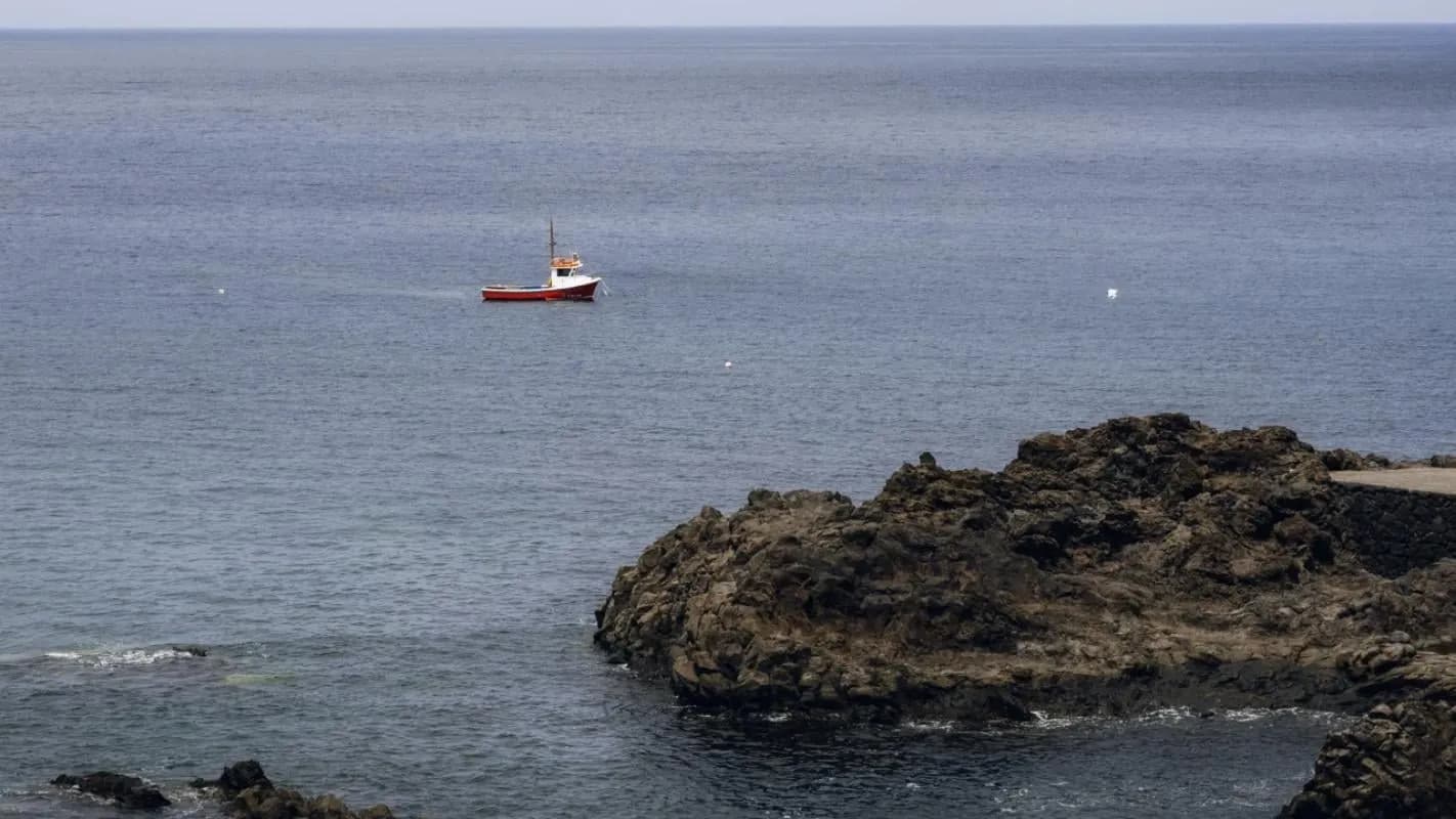 Το «Νήσος Σάμος» δεν προσέγγισε τα Ψαρά λόγω κακοκαιρίας