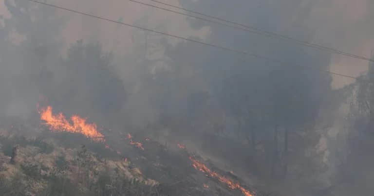 Φωτιά στο Σπαθοβούνι Κορινθίας: Επιχείρηση της Πυροσβεστικής