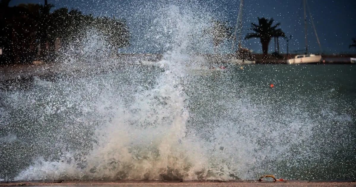 Η υποχώρηση των ανέμων δίνει ελπίδα στους πυροσβέστες