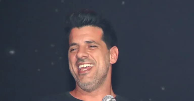 Ο Θοδωρής Φέρρης τιμά τον Μίκη Θεοδωράκη στον Λυκαβηττό