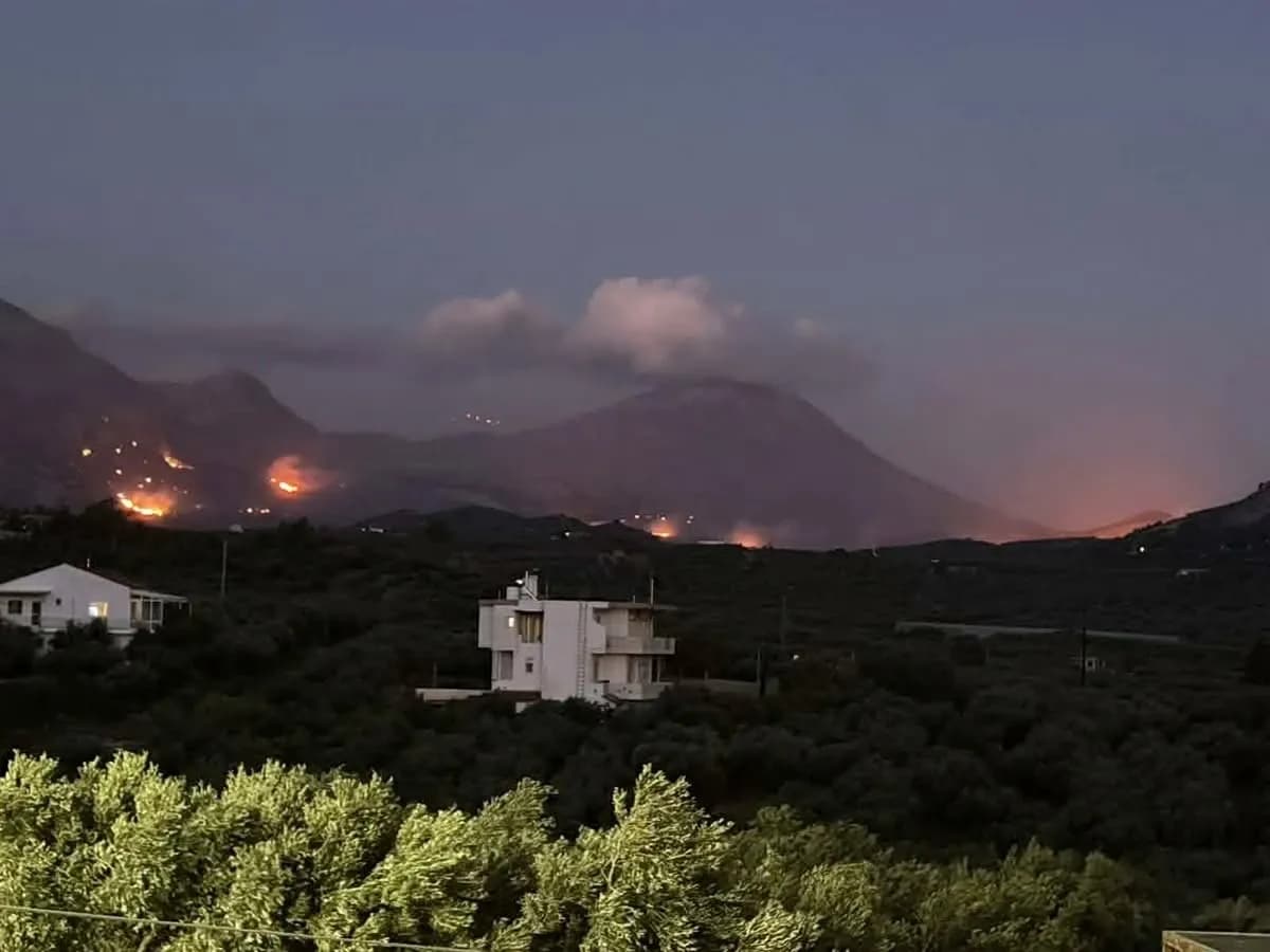 Η πυρκαγιά στο Ρέθυμνο μαίνεται ξανά στην Πρέβελη