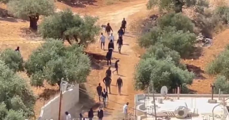 Οι Ισραηλινοί έποικοι πολιορκούν το χωριό Κούσρα στη Δυτική Όχθη