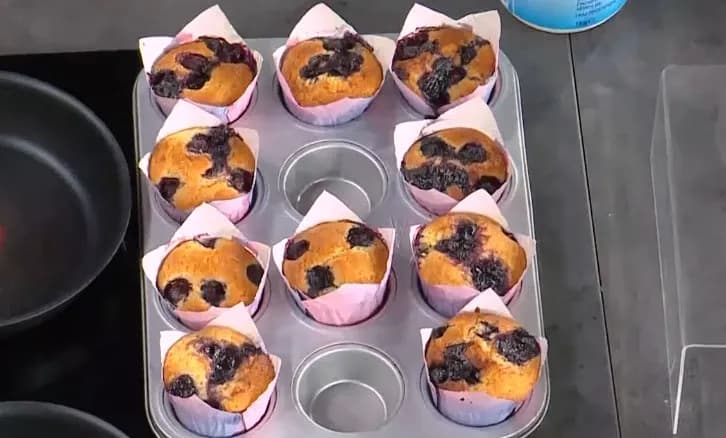 Η Αργυρώ Μπαρμπαρίγου: Συνταγή για muffins με μύρτιλα