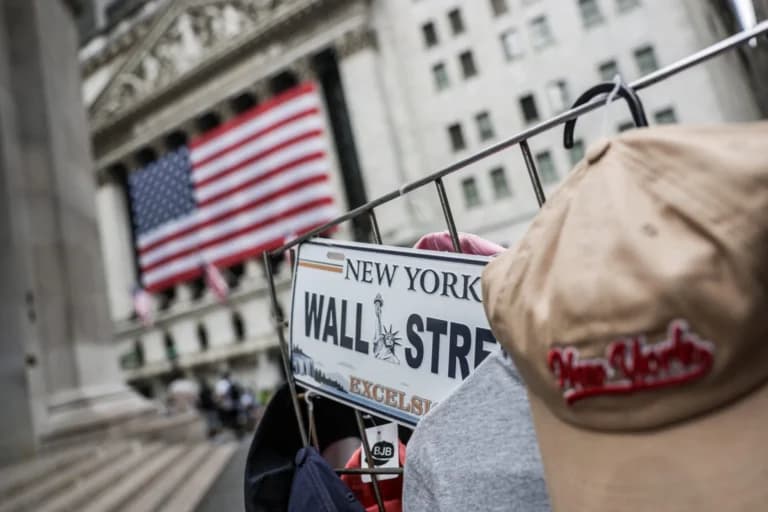Η Wall Street καταγράφει ρεκόρ με τον Dow Jones στις 54.000