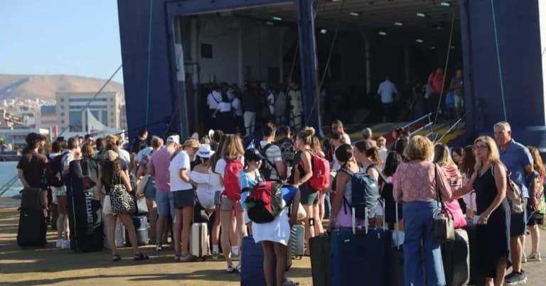 Η μεγάλη έξοδος του Αυγούστου αδειάζει τα λιμάνια της Αττικής