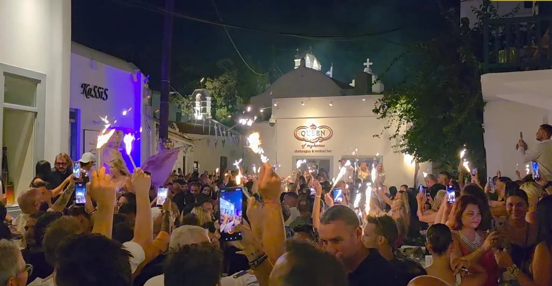 Η Μύκονος αποχαιρετά τον Αύγουστο με πλήθος και glamour