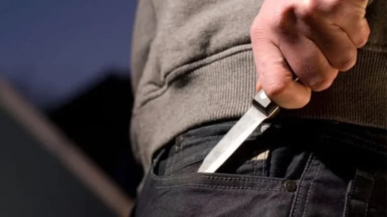 Άγιος Δημήτριος: Επίθεση με μαχαίρι σε 18χρονο για ληστεία