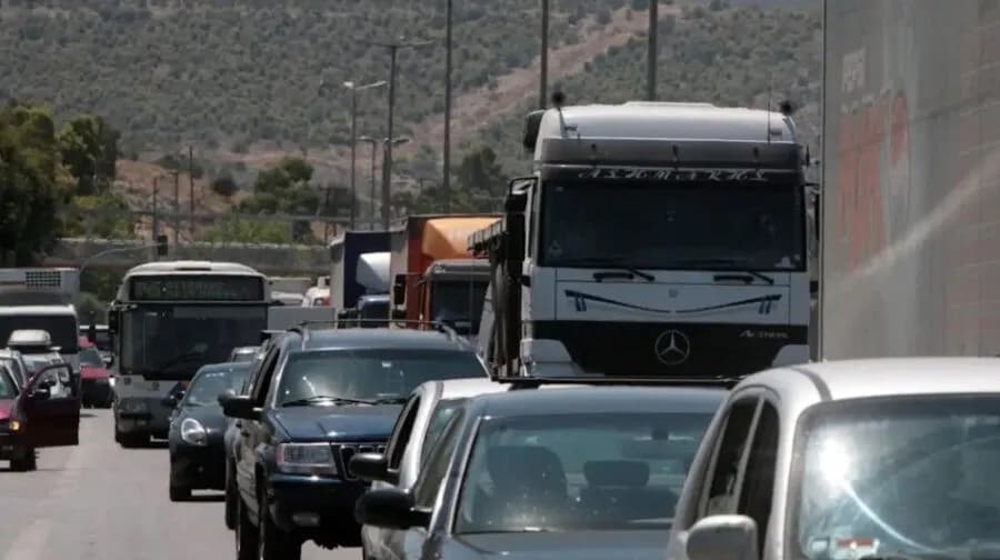Ο Κηφισός «κόλλησε»: Τροχαίο κοντά στη γέφυρα Καλυφτάκη