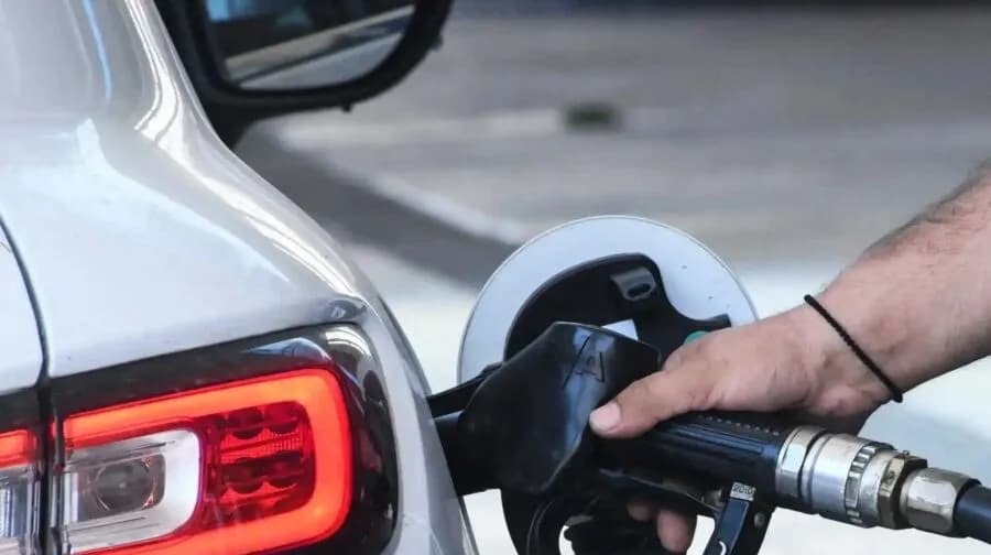 Η Μέση Ανατολή στέλνει τα καύσιμα πάνω από τα 2 ευρώ