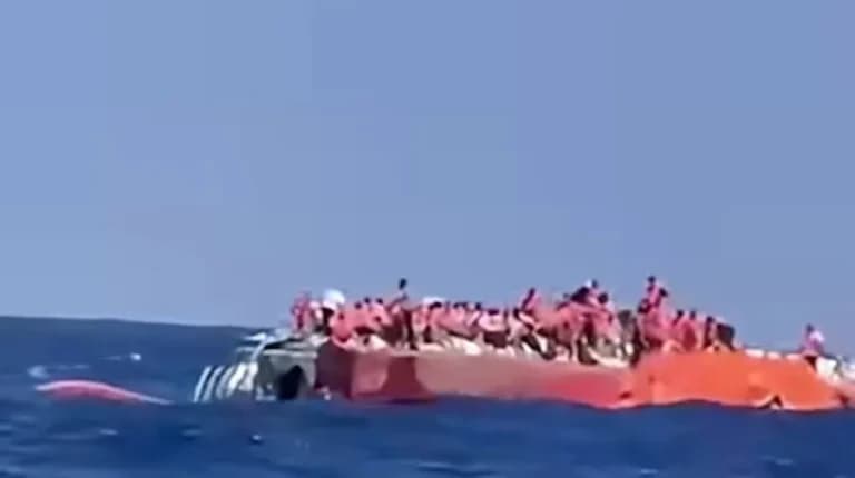 Ανατράπηκε πλοίο ανοικτά της Κερύνειας με 267 άτομα
