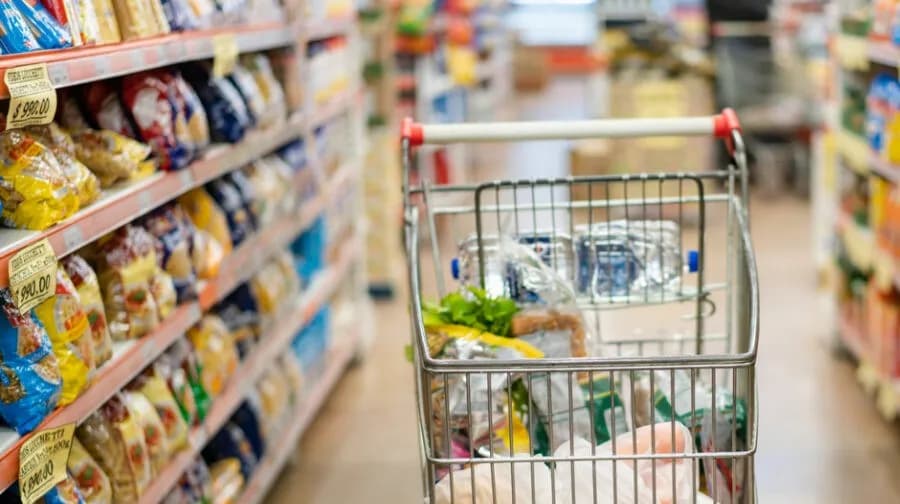 Η Κυβέρνηση μειώνει τις τιμές σε πάνω από 1.700 προϊόντα